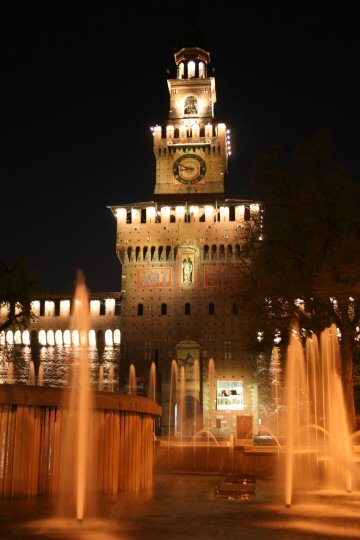 Castello Sforzesco bei nächtlicher Beleuchtung